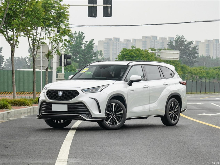 SUV Toyota Crown Kluger sollevato